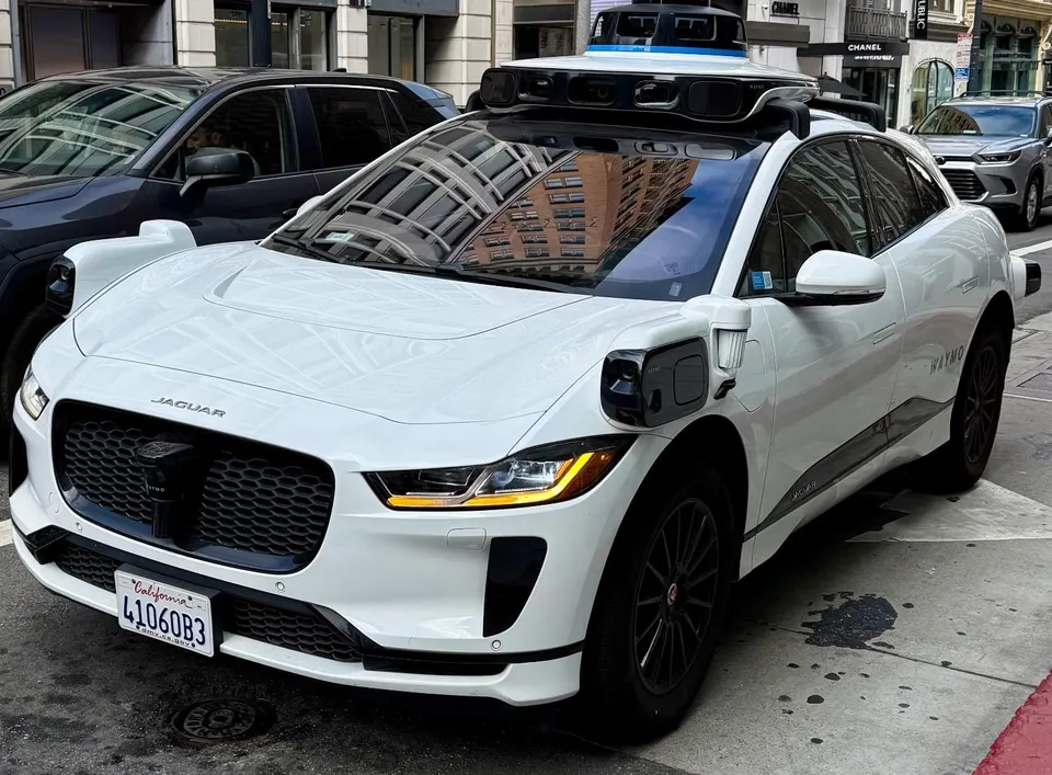 Роботаксі Waymo збило дитину — деталі