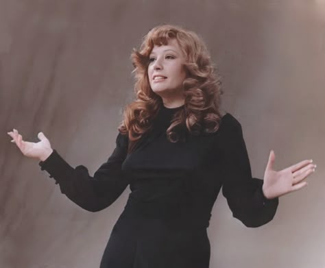 Алла Пугачова В Молодості: Путь к Звездному Вершине